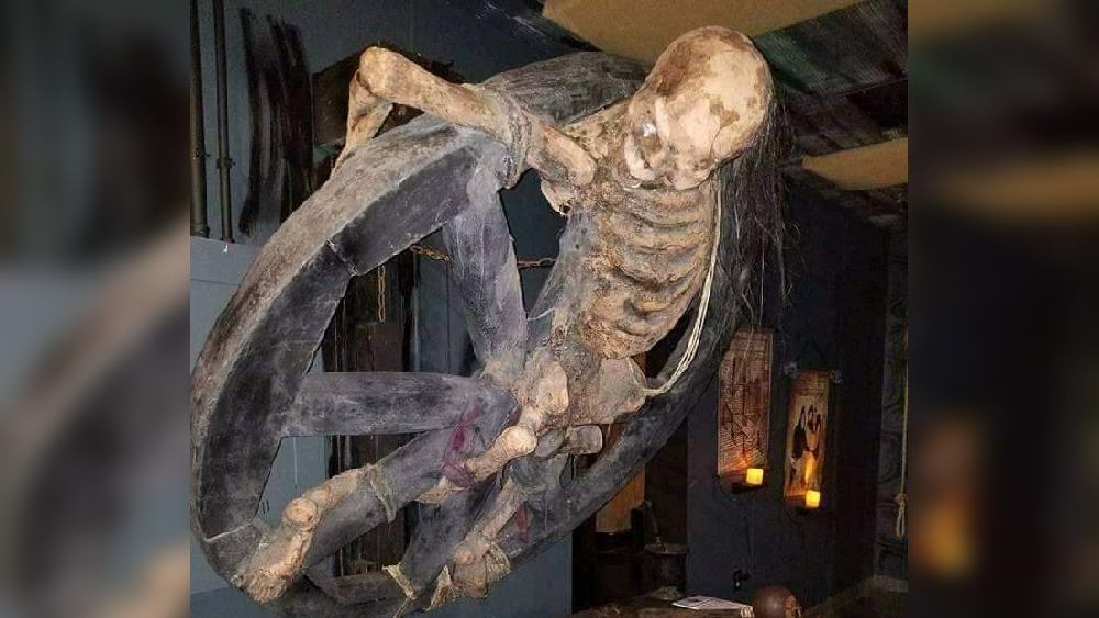 চতুর্দশ শতাব্দীতে মহামারি ছড়ানোকেও বড় অপরাধ বলে গণ্য করা হত। ইতিহাসবিদরা বলছেন, এমনও হতে পারে ওই ব্যক্তিকে প্লেগ ছড়াচ্ছেন বলে দোষীসাব্যস্ত করে তাকে  শাস্তি দেওয়া হয়েছিল। 