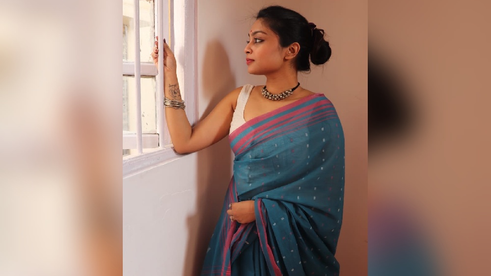 হাল্কা শাড়িতেই নিজের রূপ ফুটিয়ে তুলতে চাইলে ভরসা রাখা যায় বাংলার তাঁতেও। জামদানি বুটি দেওয়া একরঙা সাজ বেছে নেওয়া যায় ষষ্ঠী বা সপ্তমীর দিন সকালের জন্য।
