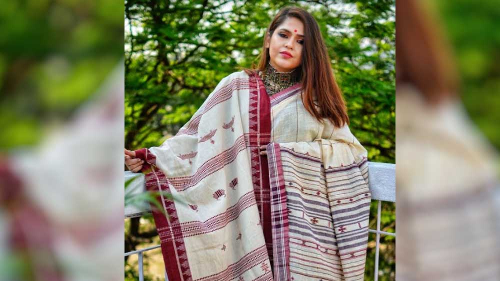 গুজরাতের কচ্ছ জেলার ভুজ এলাকারশিল্প হল কচ্ছি শাড়ি। সাদার উপর সুতির কচ্ছি শাড়ির সঙ্গে ওড়িশার কোটপাড়ের আদিবাসীদের নকশা করা চাদরে পুজোর সান্ধ্যসাজে আনা যায় মায়াবী চমক।