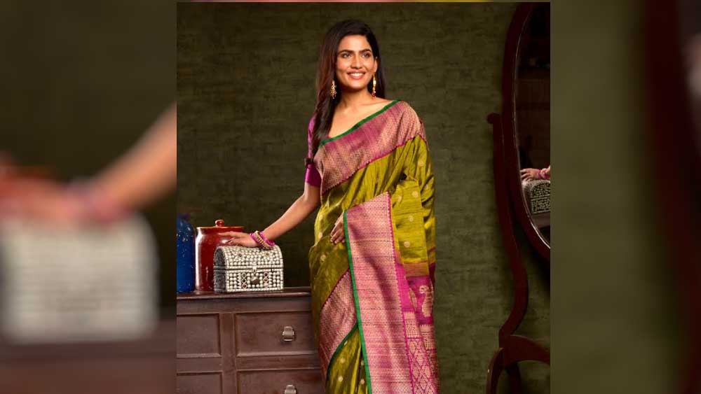 চওড়া পাড়ের সিল্ক বাছতে পারেন। শাড়ির জমিও পাড়ের রং আলাদা হলে সাজ আরও ভাল ফুটে উঠবে। যেমন এই শাড়িটি। এখানে সবুজ ও গোলাপি রঙের সহাবস্থানে ছিমছাম সাজ ও নকশার মধ্যেও এক আভিজাত্য এসেছে। এ ধরনের শাড়ির সৌন্দর্য আঁচল ছেড়ে পরলে সবচেয়ে বেশি প্রকাশ পায়। সঙ্গে কানে ও হাতে জমকালো গয়না পরতে পারেন।