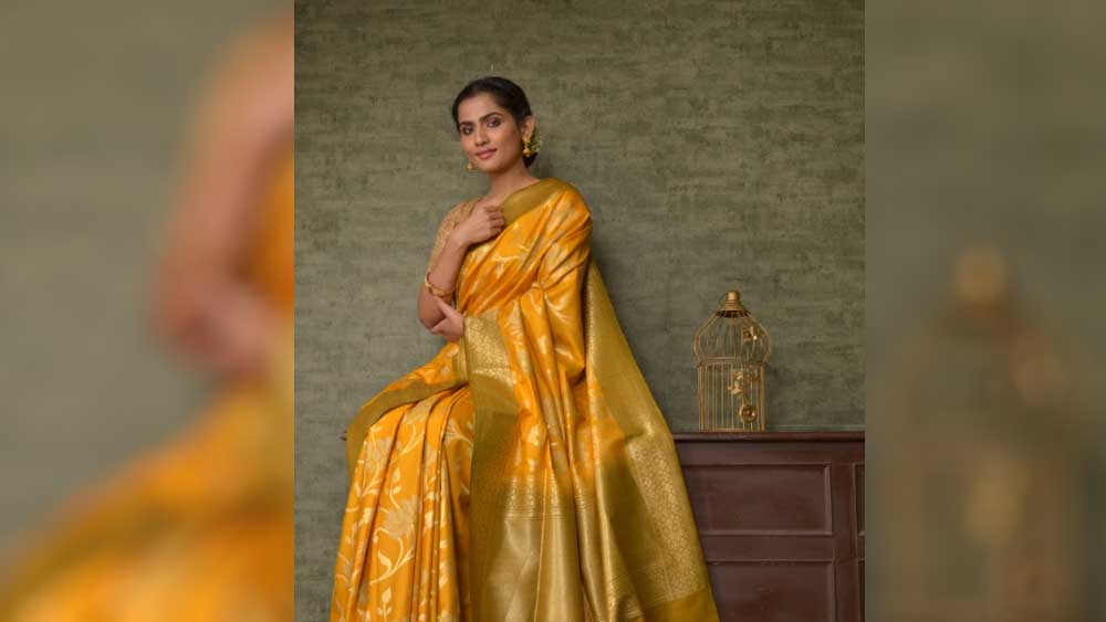 একাধিক রং না চাইলে একরঙা শাড়িও বাছতে পারেন। এখানে এই বেঙ্গালুরু সিল্কের শাড়িটির হলুদ রং এবং জড়ি পাড়ের ও শাড়ির ভিতরের সোনালি রং বেশ কাছাকাছি। ফলে রঙের পার্থক্য খুব বেশি প্রকাশ পাচ্ছে না। কিন্তু তাতেও শাড়িটির রাজকীয়তা কমছে না। এমন সাজ চাইলে কোনও উজ্জ্বল রং বাছুন।