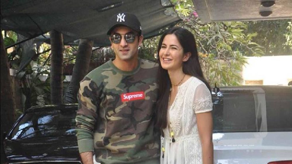 ক্যাটরিনা কাইফের সঙ্গে প্রেম চলাকালীন রণবীর বাড়ি ছাড়ার সিদ্ধান্ত নেন।