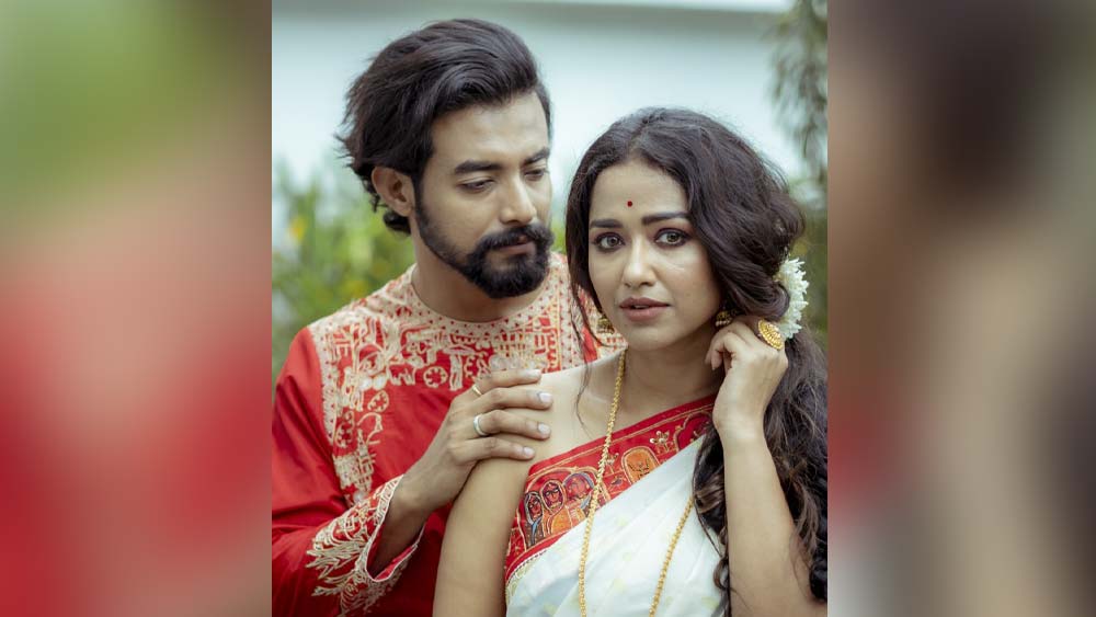 দু’বছরের প্রেম। বিয়ের গুঞ্জনও উঠেছিল। সেই রণজয় বিষ্ণু এবং সোহিনী সরকারের ঘনিষ্ঠতা নিয়ে মাতামাতি টলিপাড়ায়। এই পুজোয় তাঁরা আরও কাছাকাছি এলেন যেন।