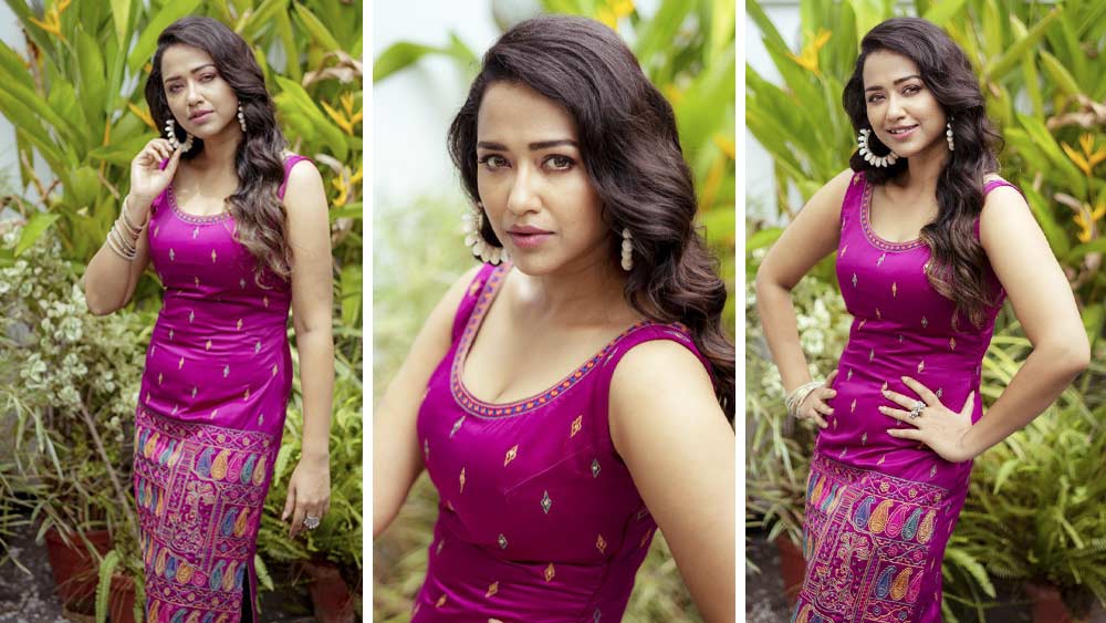 একসঙ্গে থাকেন তাঁরা। একে অপরের ছায়াসঙ্গী বলাই যায়। কিন্তু কয়েক মাস আগে আনন্দবাজার অনলাইনকে সোহিনী বলেছিলেন, ““করোনা আবহে বিয়ে করা সম্ভব নয়। ভবিষ্যতে কোনও এক দিন সময় করতে পারি।”