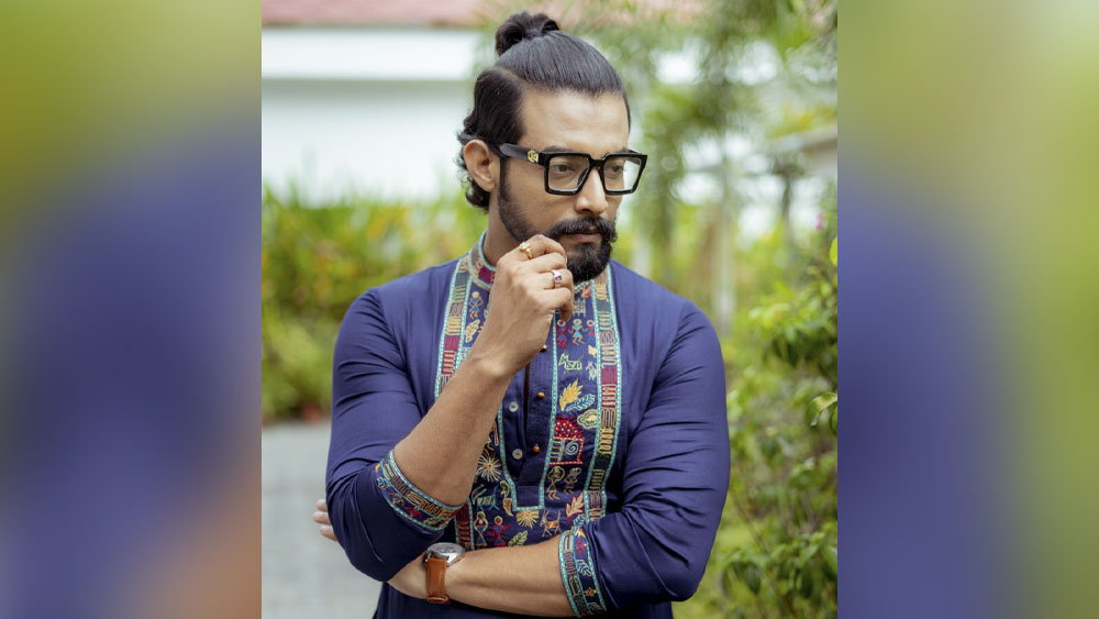 দু’বছর ধরে একত্রবাস তাঁদের। পর্দাতেও একসঙ্গে কাজ করেছেন তাঁরা। তবুও নতুন সাজে রঙিন হয়ে উঠেছে তাঁদের প্রেম। মৃদু হেসে সোহিনীকে রণজয় বললেন, “একটু কাছে আয়, আমাকে ভাল করে দেখ।’’