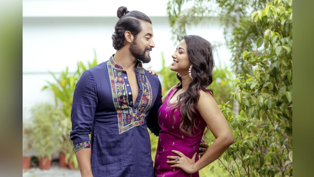 সাদা-লাল এবং কালোর পর আরও একটু বর্ণিল তাঁরা। বেগনি রঙের কুর্তিতে সোহিনী উজ্জ্বল। নীল পাঞ্জাবিতে তাঁর পাশেই রণজয়।