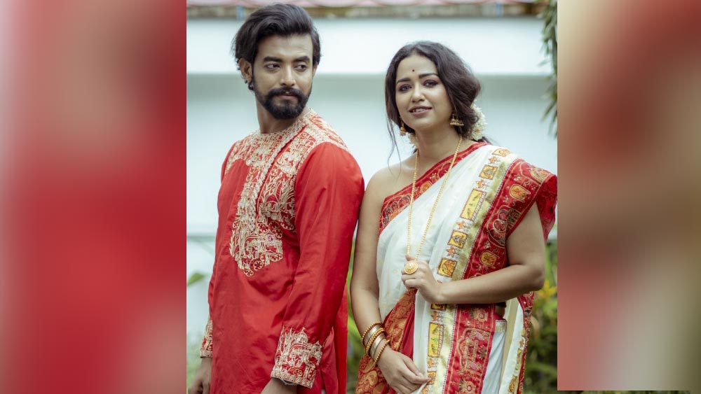 কিছু দিন আগেই শোনা গিয়েছিল, সাত পাকে বাঁধা পড়তে চলেছেন সোহিনী এবং রণজয়। কিন্তু সেই গুঞ্জনকে সম্পূর্ণ নাকচ করেছিলেন তিনি। ছবি তোলার ফাঁকেই সোহিনী বললেন, “রণজয় তো বিয়ে করবে না।”