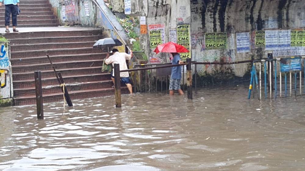 চুঁচুড়া স্টেশনের আন্ডারপাস জলের তলায়