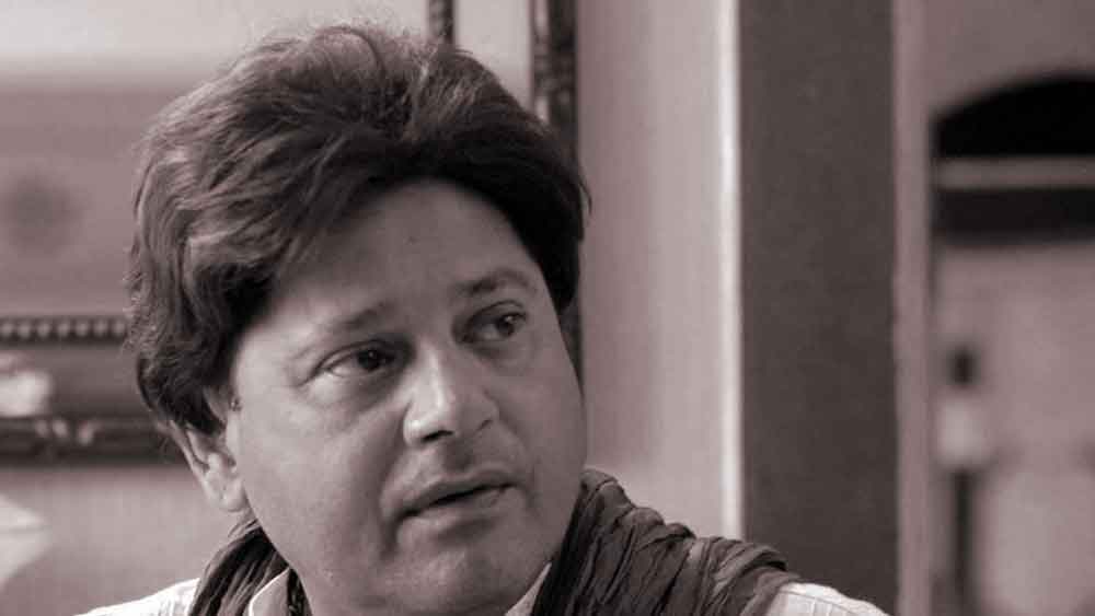 ‘‘অনেক কাছের মানুষ সে সময় দূরে চলে গিয়েছিলেন। বাবা সেটা নিতে পারেননি।’’