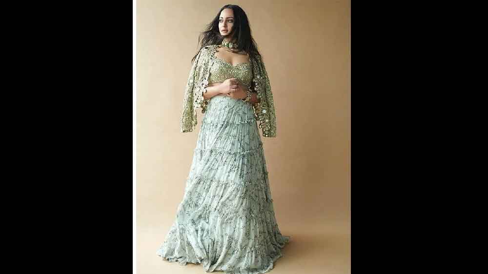 চেনা লেহঙ্গা-চোলিতে যে এমন বাজিমাত করে দেওয়া যায়, তা দেখিয়ে দিয়েছেন ‘লুটেরা’-র অভিনেত্রী।