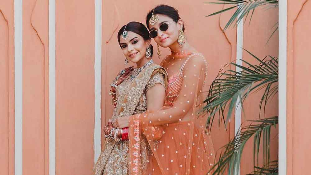  নেটের ঘের দেওয়া লেহঙ্গার সঙ্গে আলিয়া নিয়েছেন একই রঙের নেটের ওড়না।