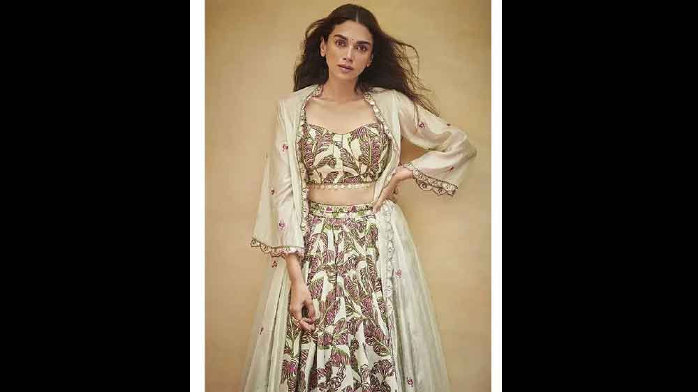 অদিতির এই হাল্কা চান্দেরী নকশার পোশাক ভারতীয় সংস্ক়ৃতির প্রাচীন ও আধুনিক ধারার এক আশ্চর্য মিশেল।