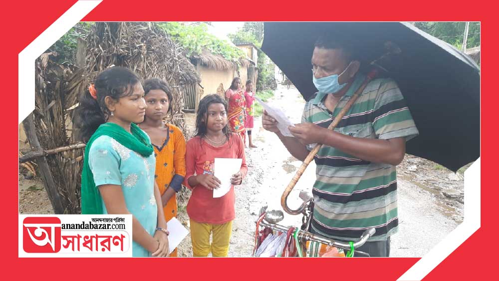 বাঁকুড়ার একেবারে পিছিয়ে পড়া ব্লক হীড়বাঁধের তিলাবনী হাইস্কুলের পড়ুয়ারা এই করোনাকালেও নিয়মিত পড়া চালিয়ে গিয়েছে। সৌজন্যে ওই স্কুলেরই শিক্ষক কমলাকান্ত।