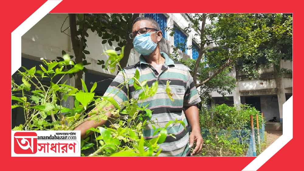 শারীরশিক্ষার শিক্ষক হলেও তিনি স্বেচ্ছায় পঞ্চম থেকে সপ্তম শ্রেণির অঙ্কের ক্লাসও নেন কমলাকান্ত হেমব্রম। 