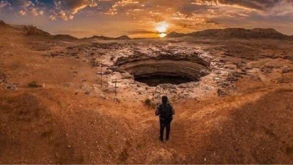 একটি কূপ। বিশাল তার হাঁ-মুখ। গভীর। তবে জলহীন। অথচ তাকে জুজুর মতো ভয় পান ইয়েমেনের মানুষ।  