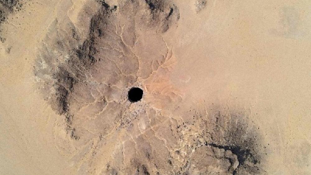 ঠিকানা ইয়েমেনের আল-মাহার প্রদেশের একটি মরুভূমিতে। প্রায় ১০০ ফুট চওড়া কূপটির গভীরতা ১১২ মিটার বা ৩৬৭ ফুট। একটি প্রমাণ মাপের ৩০ তলা বাড়ি অনায়াসে ঢুকে যাবে এই কূপের ভিতরে।