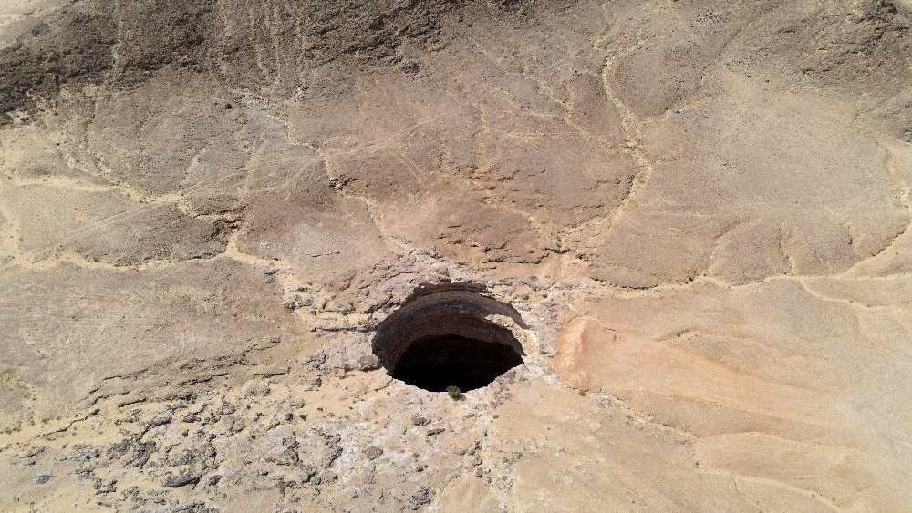 ইয়েমেনিরা অবশ্য এই কূপের ধারে ঘেঁষেন না। নাম করতেও ভয় পান। তাঁদের ধারণা, নাম উচ্চারণ করলে অভিশাপ নেমে আসতে পারে। কাছে গেলে কুয়োর বিশাল হাঁ-মুখ চোখের নিমেষে ভিতরে টেনে নেবে তাঁদের।