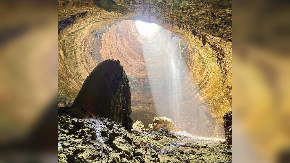 বারহুটকে ঘিরে তৈরি হওয়া অতিপ্রাকৃত ধারণার অবশ্য একটি ভিত্তি আছে। তা হল কয়েকশো বছর ধরে প্রচলিত ইয়েমেনের কিছু উপকথা। যেখানে বারবার এই কূপের উল্লেখ করা হয়েছে 'জিনদের কারাগার' হিসেবে।