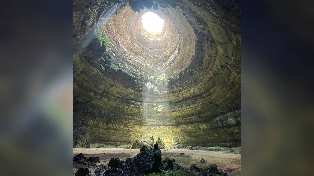 এ প্রসঙ্গে 'আরব্য রজনী'র আখ্যানে আলাদিনের ‘বন্ধু’ জিনের কথাও মনে পড়ে। আলাদিনের জিন যদিও প্রদীপে বন্দি ছিল। ইয়েমেনের উপকথায় দাবি, দুষ্ট জিনদের বন্দি করতেই এই অন্ধকূপ তৈরি হয়েছিল। এখানে এক বার ঢুকলে সাধারণ মানুষের বেঁচে ফেরা অসম্ভব।