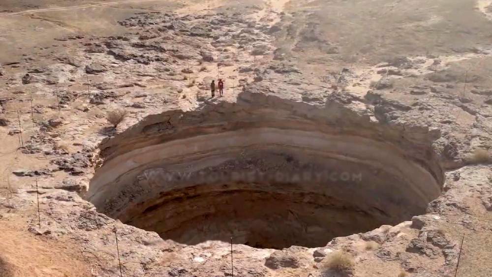 এমনই নানা সংস্কার এবং ভয়ে বারহুটের রহস্যোদ্ঘাটন এত দিন হয়ে ওঠেনি। ইয়েমেনিদের সাহসে কুলোয়নি। তবে মরুভূমির মাঝখানে ওই গর্তের ভিতর কী আছে, তা জানতে ভূতাত্ত্বিকেরা বরাবরই আগ্রহী ছিলেন।