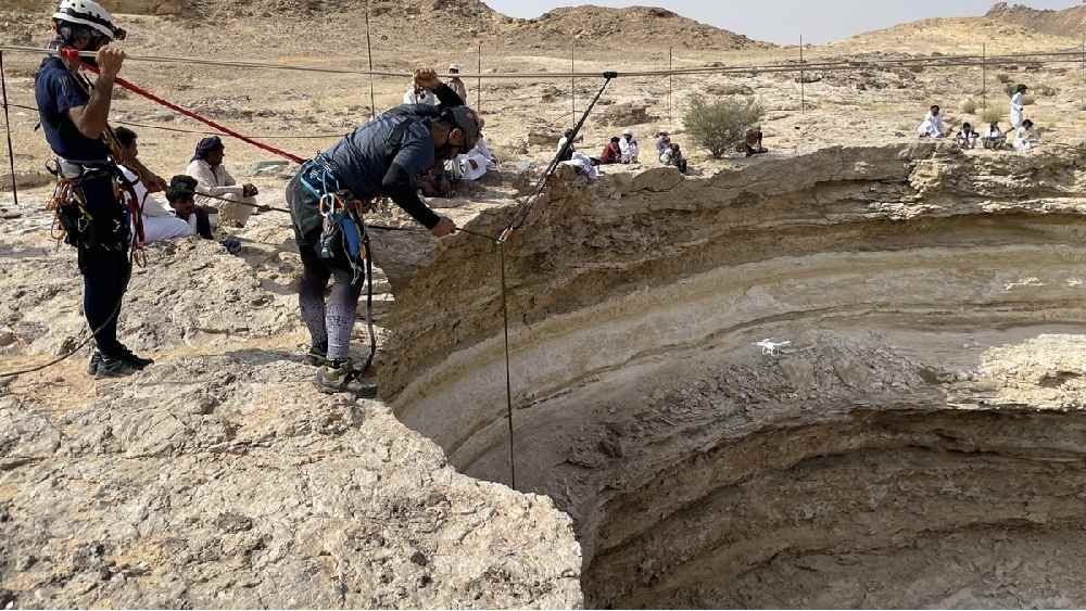 সম্প্রতি সেই আগ্রহ মেটানোর সুযোগও হল। ওমানের ১০ জন গুহাবিদ যাবতীয় সংস্কারকে শিকেয় তুলে বারহুট অভিযানে যাওয়ার সিদ্ধান্ত নেন। এঁদের মধ্যে আট জন কূপের ভিতর প্রবেশ করেছিলেন। বাকিরা তাঁদের জন্য অপেক্ষা করছিলেন বাইরে।