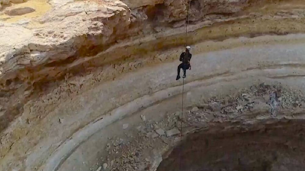 ভূপৃষ্ঠ থেকে ৩৬৭ ফুট গভীরে বারহুটের তলদেশ। দিনের সব সময় ভাল করে আলোও পৌঁছয় না সেখানে। ওমানি গুহা বিশেষজ্ঞদের বারহুটের তলদেশ স্পর্শ করতে প্রায় অর্ধেক দিন লেগে যায়। তবে যে তথ্য তাঁরা সংগ্রহ করেন, তার কাছে ওই পরিশ্রম লাঘব হয়ে যায়।