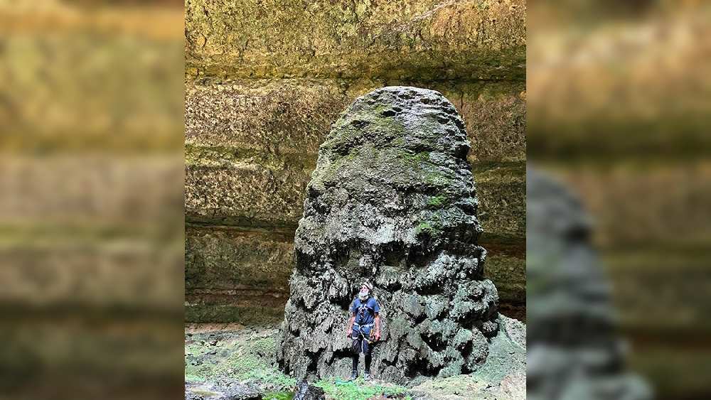 গুহাবিদদের কথায়, এই ধরনের গহ্বরকে বলা হয় 'সিঙ্কহোল'। ভূপৃষ্ঠের নিচে জমে থাকা জলে পাথর ধীরে ধীরে দ্রবীভূত হয়ে গেলে এমন গর্ত তৈরি হয়। বাহরুটের মতো কূপ তৈরি হতে লক্ষাধিক বছর সময় লেগে থাকতে পারে বলে বিশেষজ্ঞদের অনুমান। তাঁরা জানিয়েছেন, এর সঙ্গে দুর্ভাগ্য, বিপদ বা আতঙ্কের কোনও সম্পর্ক নেই।