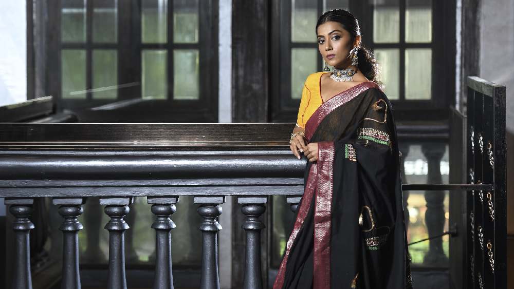 পুজো যেখানেই কাটুক, নতুন শাড়ি চাই-ই চাই। সারা বছর টি-শার্ট ডেনিম পরেই সবচেয়ে বেশি স্বচ্ছন্দ অনিন্দিতা। কিন্তু পুজোর সময়ে তাঁর মা-ই অনেকগুলি নতুন শাড়ি কিনে রাখেন তাঁর জন্য। এখন সারা বছর নানা রকম ছাড় চলে অনলাইন বিপণিগুলোয়। সেখান থেকে টুকটাক কেনাকেটা চলতেই থাকে সকলের। তার পর কি আর নতুন করে পুজো উপলক্ষে কেনা হয়? প্রশ্ন শুনে সঙ্গে সঙ্গে অনিন্দিতার উত্তর, ‘‘ওমা পুজোর সময়ে নতুন জামা না কিনলে হয়! এখনও মা আমার জন্য শাড়ি কিনে রাখেন। এবেলা-ওবেলা নতুন শাড়ি পরার মজাই আলাদা।’’