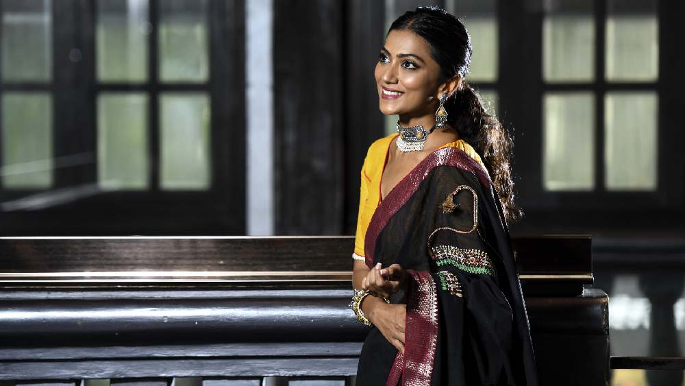 অনিন্দিতার ছিপছিপে চেহারা এবং মেদহীন কোমর অনেকের কাছে স্বপ্নের মতো। তবে তার পিছনে যথেষ্ট কসরত রয়েছে তাঁর। ছবি তোলার সময়ে বাকিরা টুকটাক খেলেও অভিনেত্রী কফি ছাড়া আর কিছুই খেলেন না। নিয়মিত শরীরচর্চা করা এবং খাওয়াদাওয়ার দিকে নজর রাখেন তিনি। ঘুম নিয়েও কড়া নিয়ম তাঁর। রোজ সাড়ে ৬টার মধ্যে উঠে পড়েন এবং রাতে যতটা পারেন তাড়াতাড়ি ঘুমোতে যান তিনি।