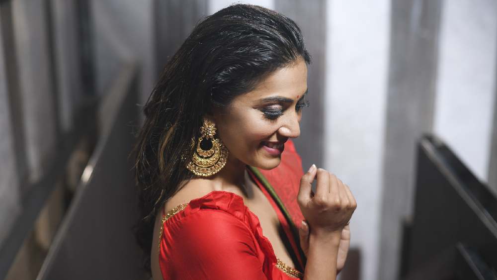 কিন্তু পুজোর সময়েও কি এতটাই কড়া শৃঙ্খলা মেনে চলেন তিনি। এক গাল হেসে অনিন্দিতা জানালেন, ‘‘পুজোর সময় সব মাফ। তখন যাতে মন ভরে খেতে পারি, তাই তো এখন বেশি পরিশ্রম করছি। ওই ক’দিন কিছু বাদ পড়ে না। সব রকম খাবার খাই আমি।’’