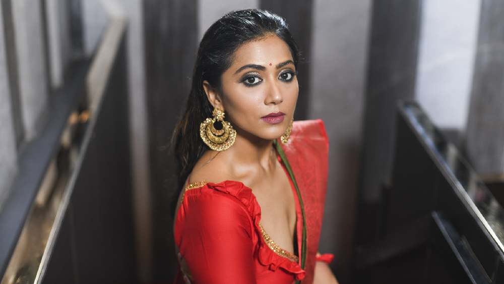 ছবি: দেবর্ষি সরকার। রূপটান শিল্পী: মৈনাক দাস। সাজ: অনুপম চট্টোপাধ্যায়। পোশাক: ওয়ার্সি কলকাতা, পরমা, উম্যায়রা। গয়না: করিশ্মা’জ। ভাবনা ও পরিবেশন: পৃথা বিশ্বাস। স্থান: হার্ড রক ক্যাফে