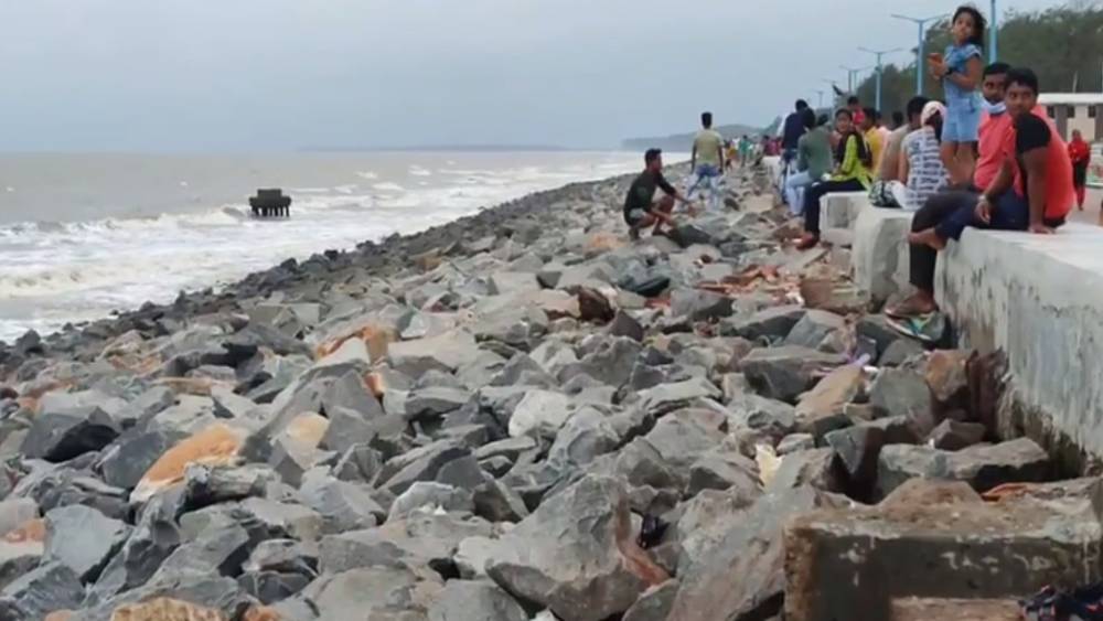 বুধবার বিকেলে দিঘার সৈকতে পর্যটকদের ভিড়।