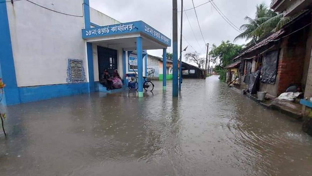 জল জমেছে হলদিয়া পুরসভার কিছু এলাকায়।