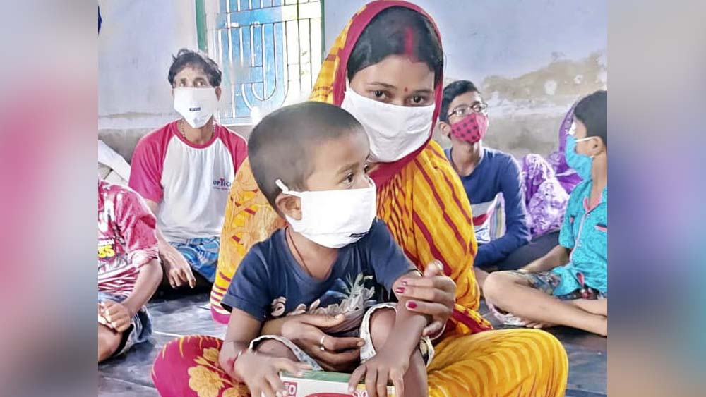 আশ্রয় শিবিরে সন্তান-সহ পাঞ্চালী মণ্ডল।