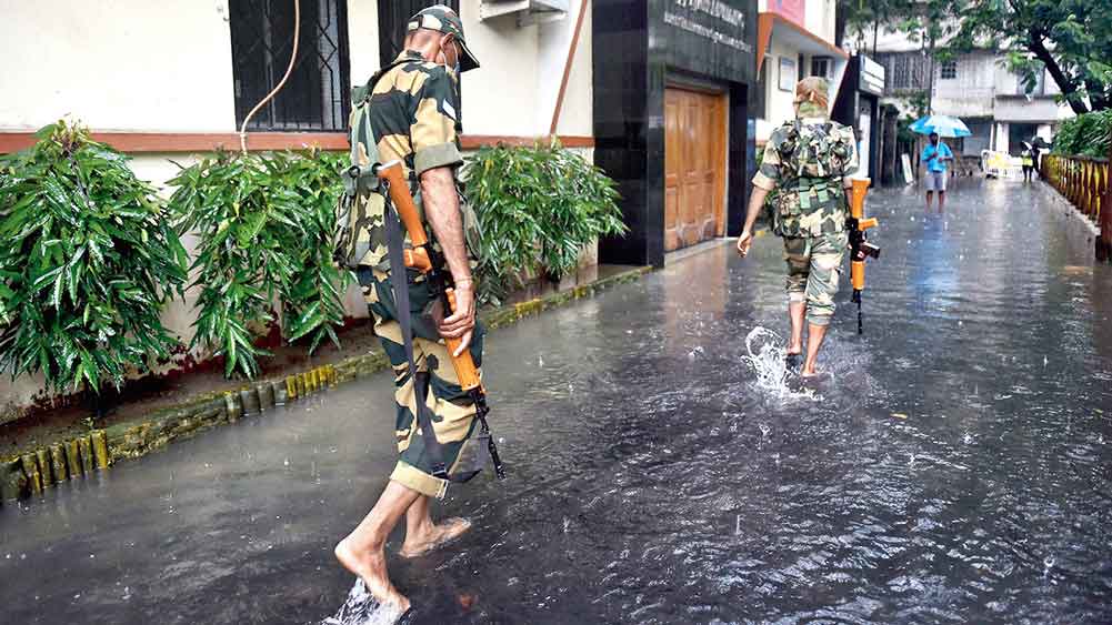 ভোটের আগে জলমগ্ন ভবানীপুরের রাস্তায় আধাসেনার টহল। বুধবার। ছবি: রণজিৎ নন্দী