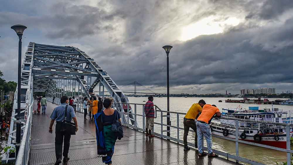 বৃষ্টির আতঙ্কের মধ্যেই বর্ষা বিদায়ের ‘সুসংবাদ’ শোনাল মৌসম ভবন