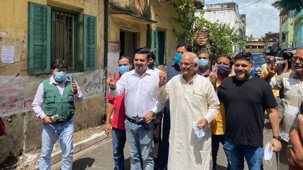 ভোট দিতে যাচ্ছেন শোভনদেব।