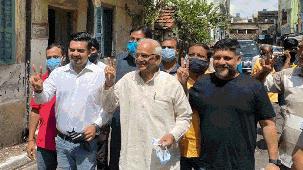 সরাসরি: বিকাল ৩টের পর ভোট দেবেন মমতা, ২টো নাগাদ অভিষেক এবং ফিরহাদ