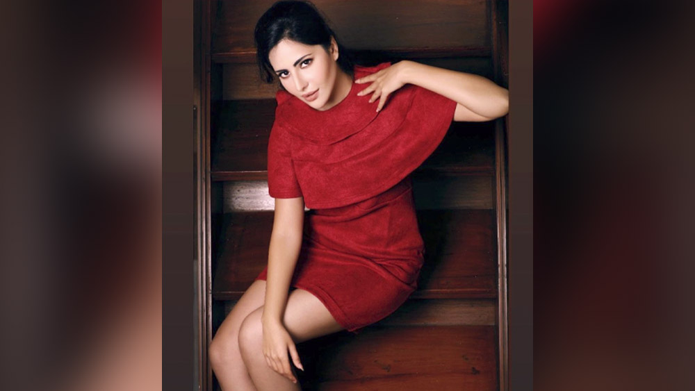 নাম আলিনা রাই। ক্যাটরিনার হুবহু এই অভিনেত্রীর অবশ্য বলিউড অভিষেক হয়ে গিয়েছে। ‘লখনউ জংশন’ নামে একটি হিন্দি ছবিতে অভিনয় করেছেন। যদিও অতিমারিতে সেই ছবি সিনেমা হলের মুখ দেখেনি। 