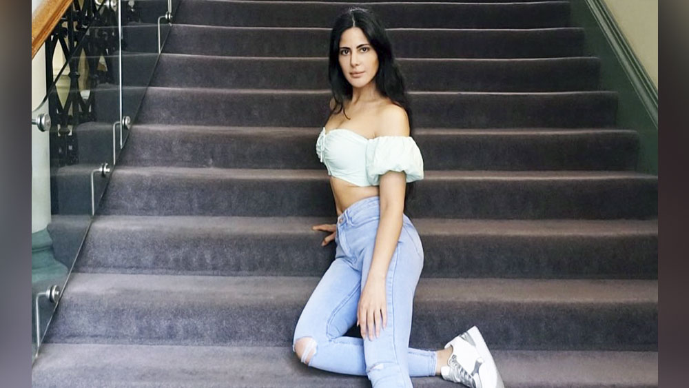 আলিনার বয়স ২৫। জনপ্রিয়তায় না হলেও উচ্চতা আর ওজনে প্রায় ক্যাটরিনার সমান আলিনা। ক্যাটরিনা ১.৬৮ মিটার, ওজন ৫৫ কেজি। আলিনাও ৫৫ কেজি। তবে উচ্চতা ১.৬৭ মিটার।