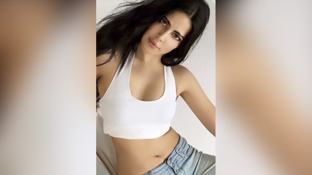 শরীরচর্চা নিয়ে একনিষ্ঠ বলে বলিউডে ক্যাটরিনার সুনাম রয়েছে। আলিনাও প্রায়শই জিমে ঘাম ঝরানোর ভিডিয়ো দেন ইনস্টাগ্রামে। আলিনার শারীরিক মাপজোক, ৩২-২৬-৩০। ক্যাটরিনার ৩৪-২৬-৩৪। 