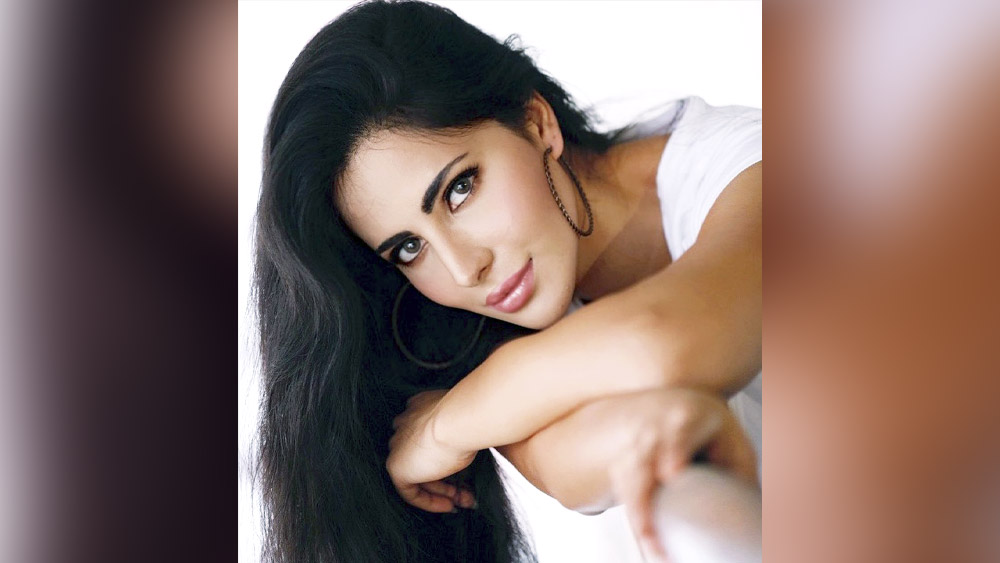 তবে বলিউডের অন্যতম সুন্দরী অভিনেত্রীর সঙ্গে হুবহু সাদৃশ্যই যে তাঁর জনপ্রিয়তার মূল কারণ, তা মানতে অস্বীকার করেননি আলিনা। বরং অনেক সময় ক্যাটরিনার মতো সেজে ছবি পোস্ট করেন তিনি। 