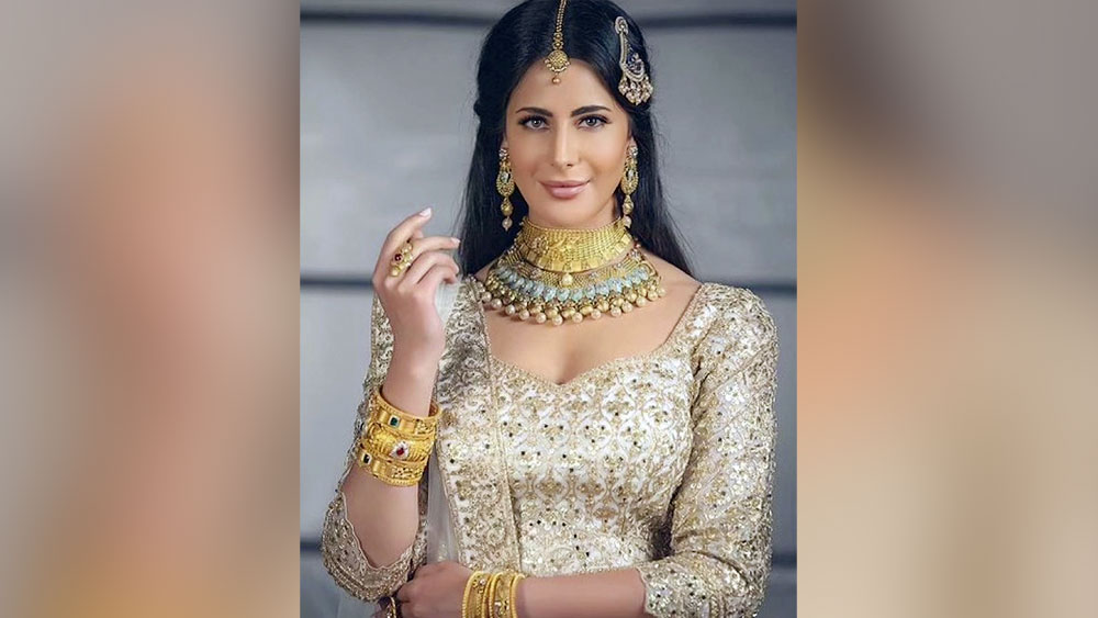 ক্যাটরিনার ছায়ায় থাকতে চান না বলে দাবি করলেও তাঁকে দেখে যে অনেকে ক্যাটরিনা ভেবে ভুল করেন, সে বিষয়টি উপভোগই করেন আলিনা। ইনস্টাগ্রামে মাঝে মধ্যেই ক্যাটের ফিল্মের গানের রিল ভিডিয়োও দেন তিনি। 