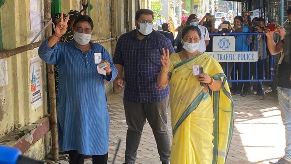 স্ত্রী এবং পুত্রের সঙ্গে ভোটকেন্দ্রে মুখ্যমন্ত্রীর ভাই।