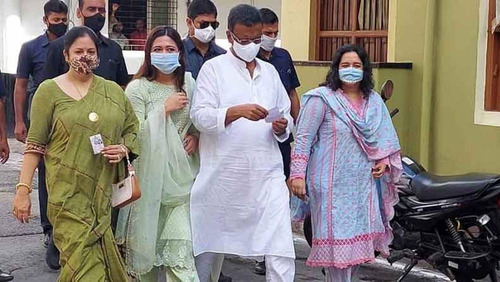 ভোট দিতে যাচ্ছেন ফিরহাদ।