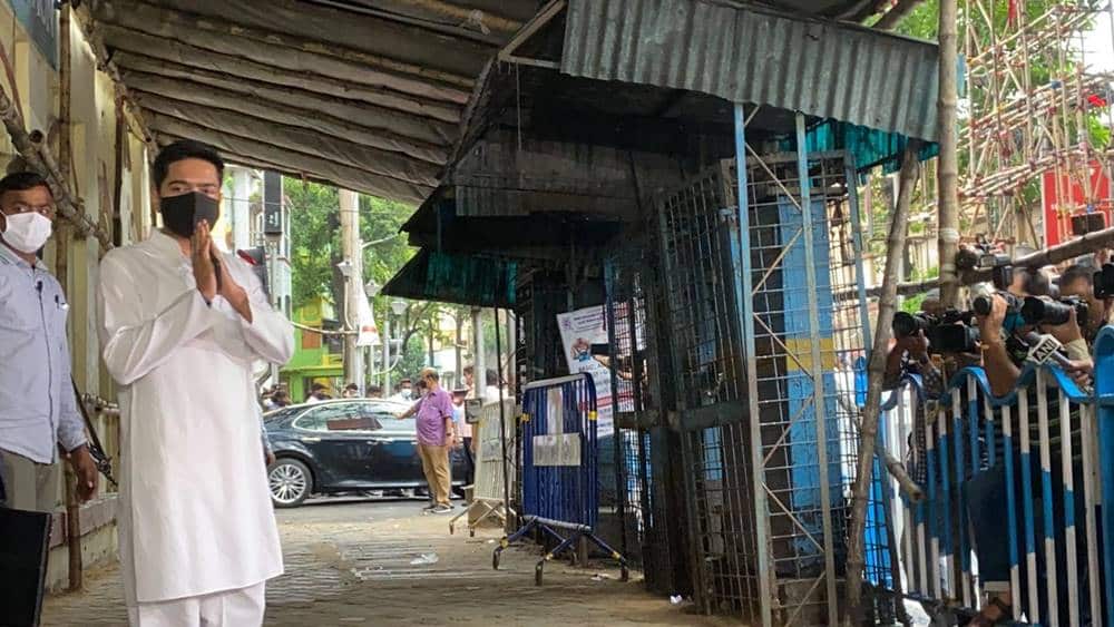 ভোটকেন্দ্রে অভিষেক।