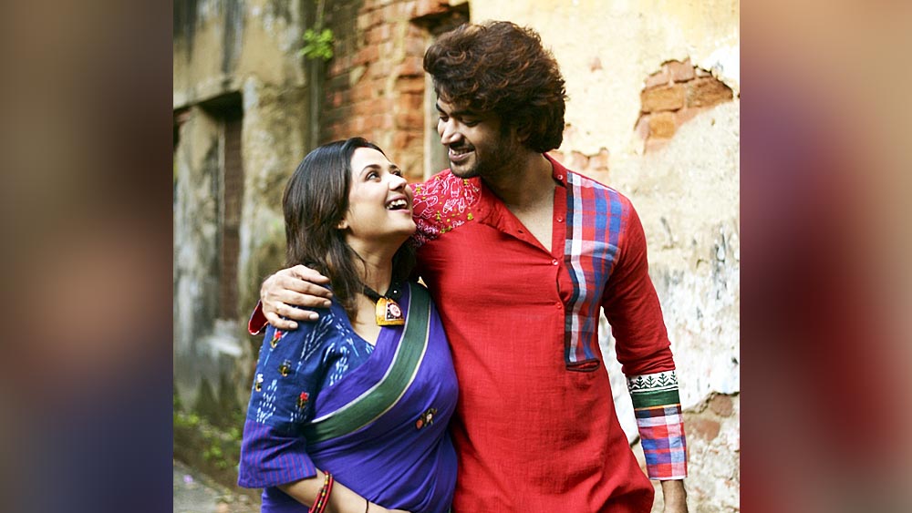 নবদম্পতিকে সাজানোর দায়িত্ব পড়েছিল পোশাক শিল্পী অনুশ্রী মলহোত্রর উপর। মিমির কথায়, “অনুশ্রীদির সঙ্গে কাজ করতে বরাবরই ভাল লাগে। ও সাজালে আমাদের আর আলাদা করে কোনও কিছু ভাবতে হয় না। এ বারও সে রকমই হয়েছে। আমাদের কোনও চিন্তাই ছিল না।”