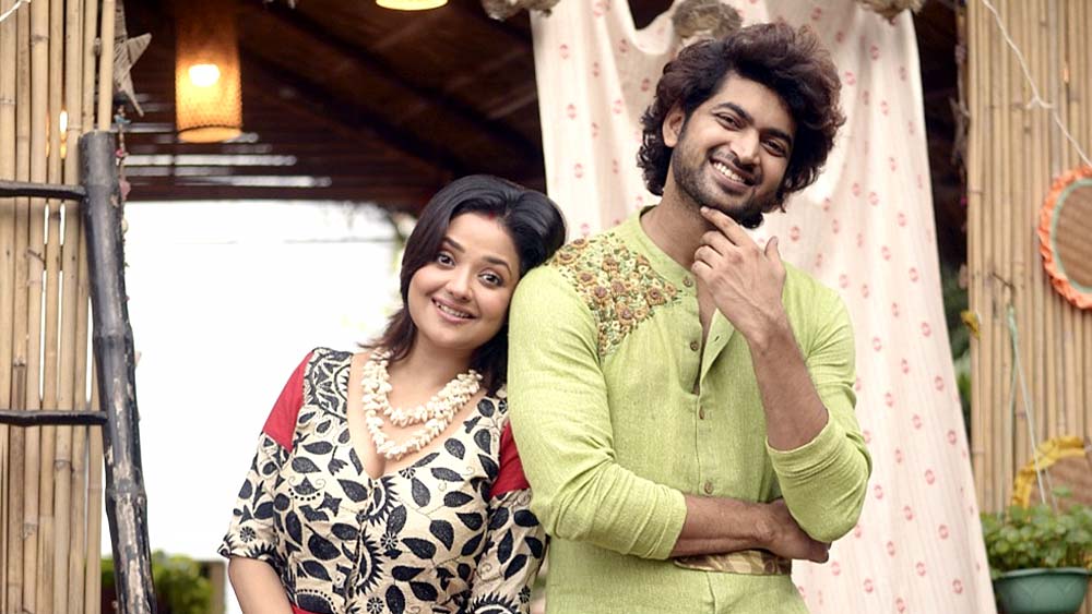 ফোটোশ্যুটের মাঝেই চলেছে দু’জনের খুনসুটি, আড্ডা, গল্প। কখনও ছবি তোলার ফাঁকে মিমির দিকে তাকিয়ে নিচ্ছেন ওম। কখনও আবার লেন্সের দিকে তাকিয়েই হেসে উঠছেন মিমি।