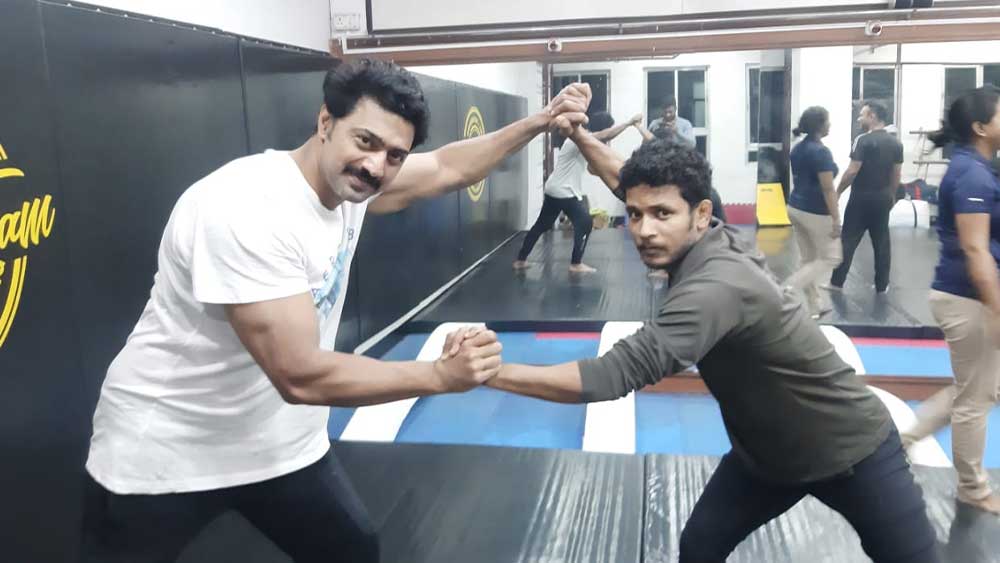 দেবের সঙ্গে কুস্তির মহড়ায়।