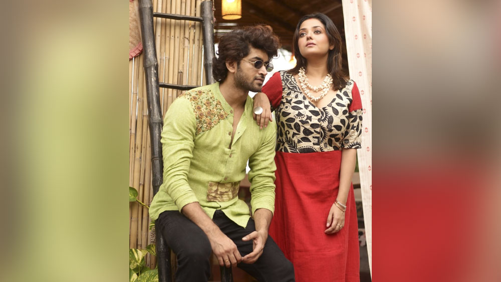 কিন্তু এক দিকে যেমন পাহাড়ের হাতছানি, অন্য দিকে তেমনই দশমীতে সিঁদুর খেলার জন্য মন কেমন। আনন্দবাজার অনলাইনকে মিমি বলেছিলেন, “ঘুরতে গেলেও চেষ্টা করব দশমীর আগে চলে আসার। জীবনে প্রথম সিঁদুর পরে মাকে বরণ করব। ওমের সঙ্গে সিঁদুর খেলব।”